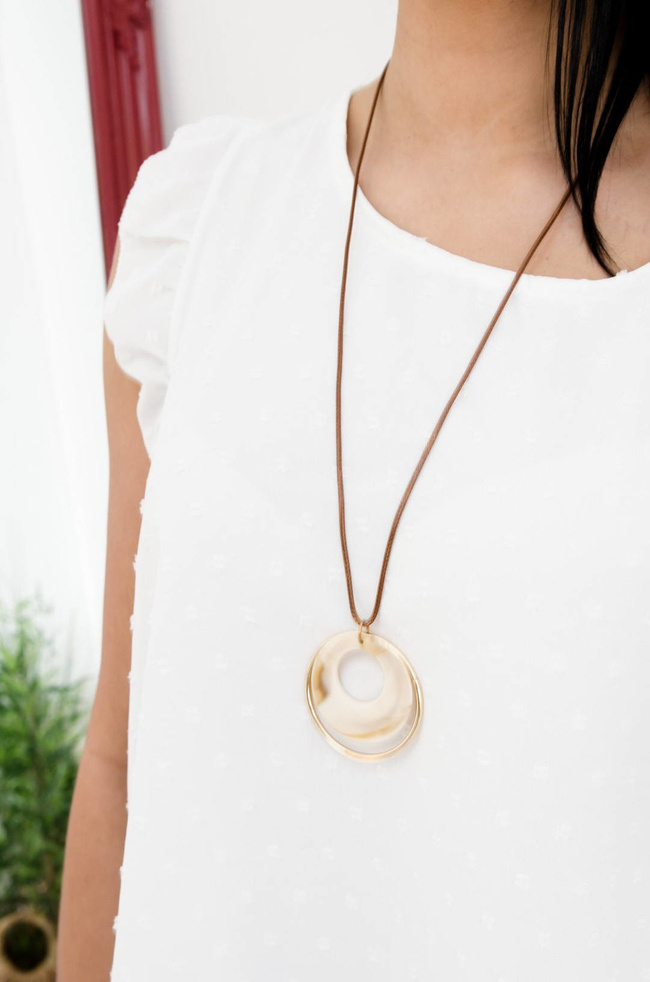 BIAŁA BLUZKA Z PLUMETI - WISIOREK W ZESTAWIE