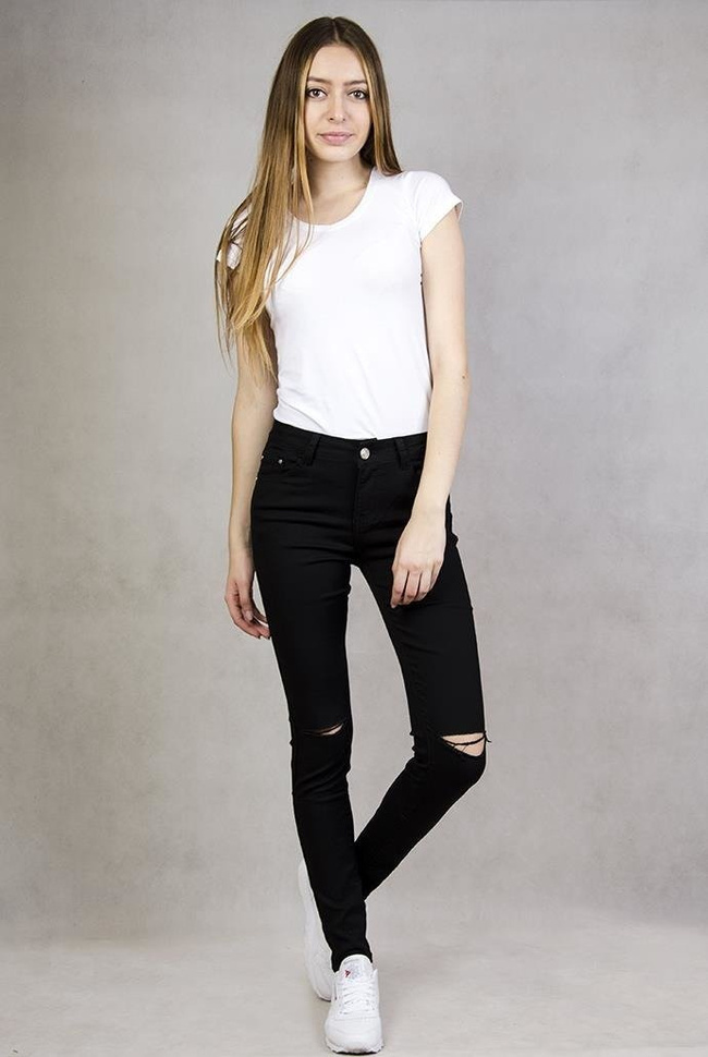 Czarne spodnie jeansowe rurki z dziurami