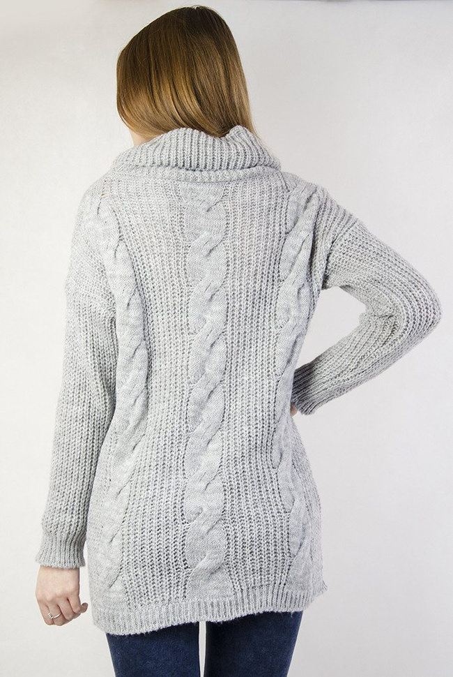 Szary sweter z trzema warkoczami z przodu