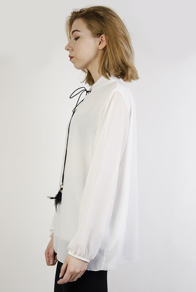 Biała bluzka koszulowa z rzemykiem przy szyi