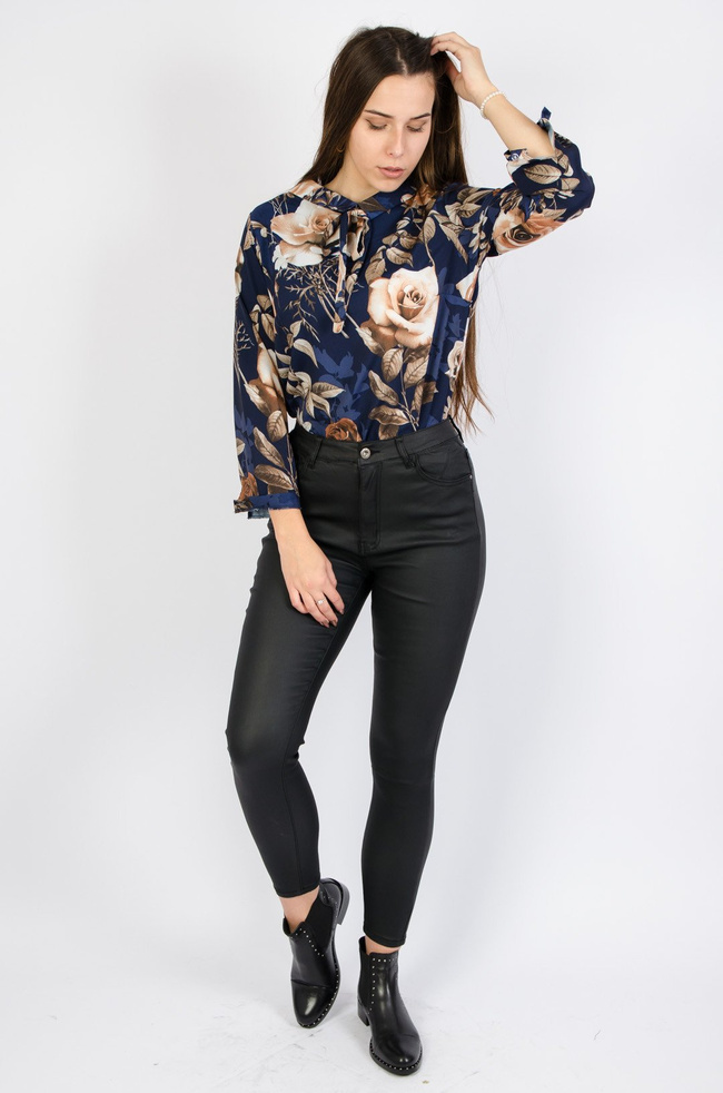 Granatowa bluzka z długim rękawem w kwiaty