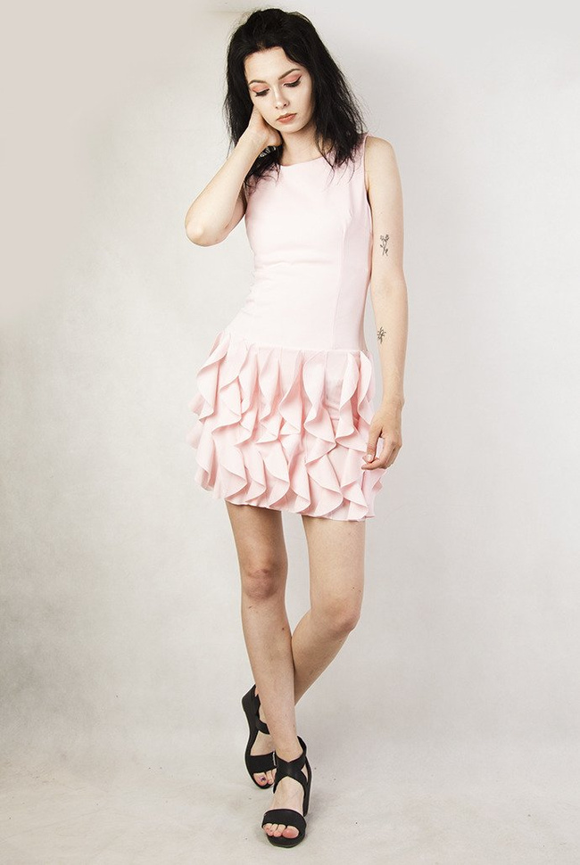 Różowa sukienka z falbankami