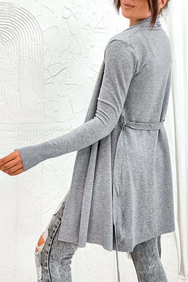 DZIANINOWA NARZUTA Z WIĄZANIEM W PASIE- SZARA