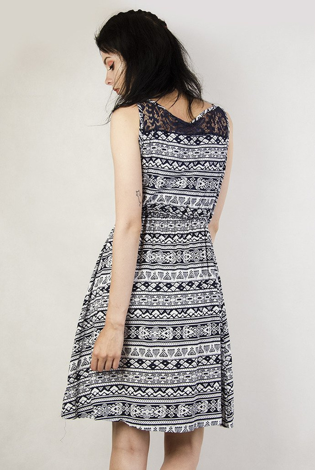 Wzorzysta,  sukienka z zamkiem przy dekolcie