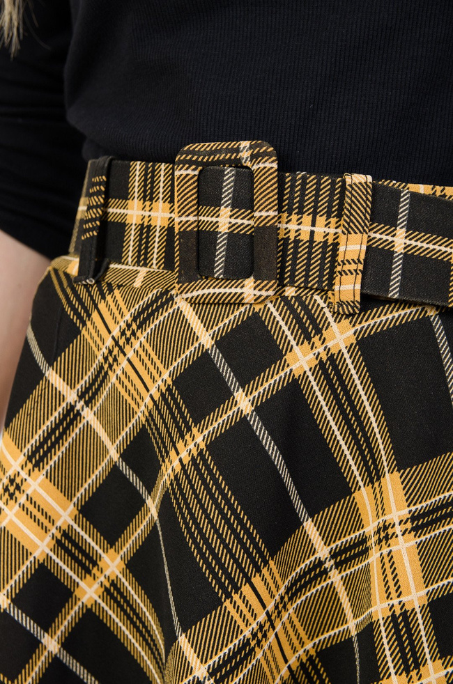 Żółta rozkloszowana spódnica w kratę z paskiem