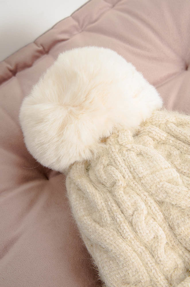 BEŻOWA OCIEPLANA CZAPKA Z POMPONEM 