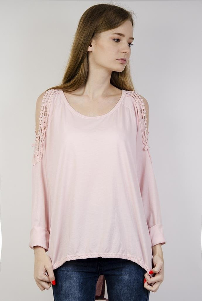Jasnoróżowa bluzka z wycięciami i ażurowymi wstawkami