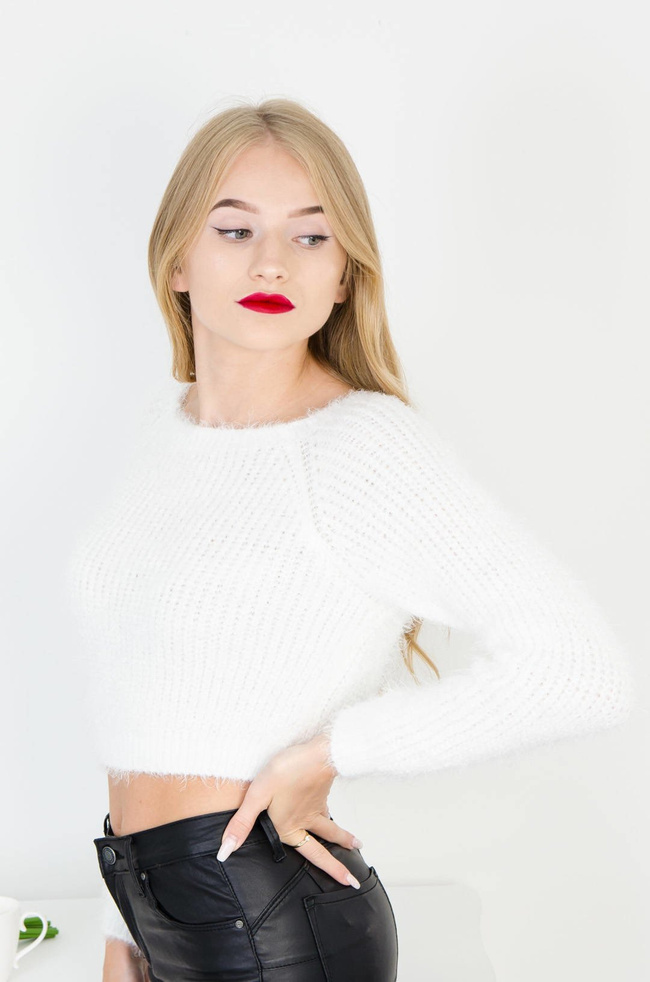 BIAŁY KRÓTKI WŁOCHATY SWETER