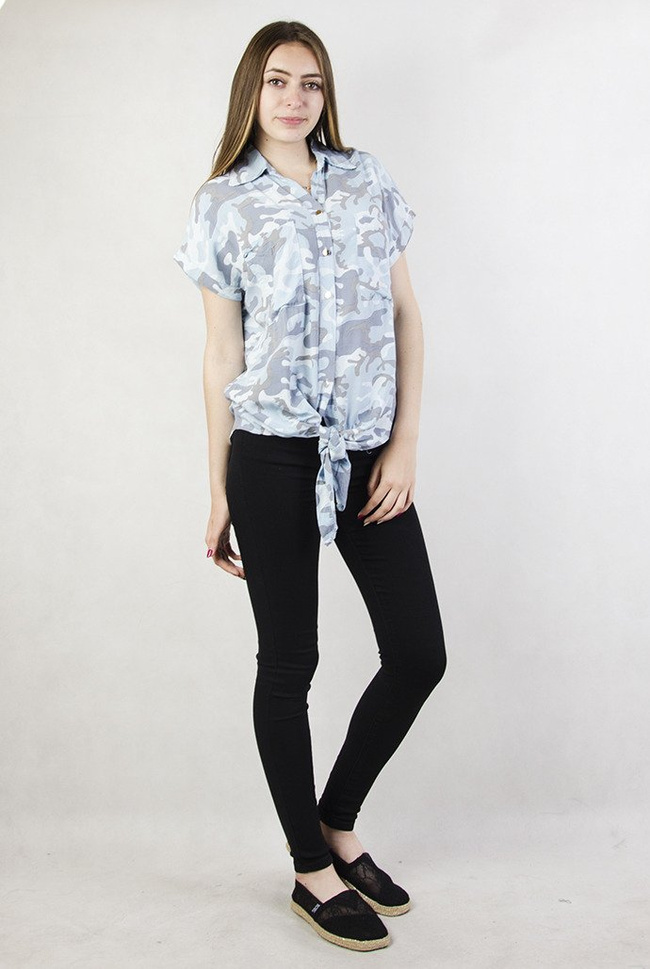 Niebieska koszula moro z wiązaniem z przodu