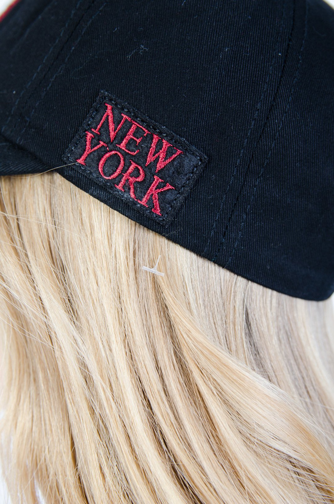 CZARNA CZAPKA Z DASZKIEM ''NEW YORK''