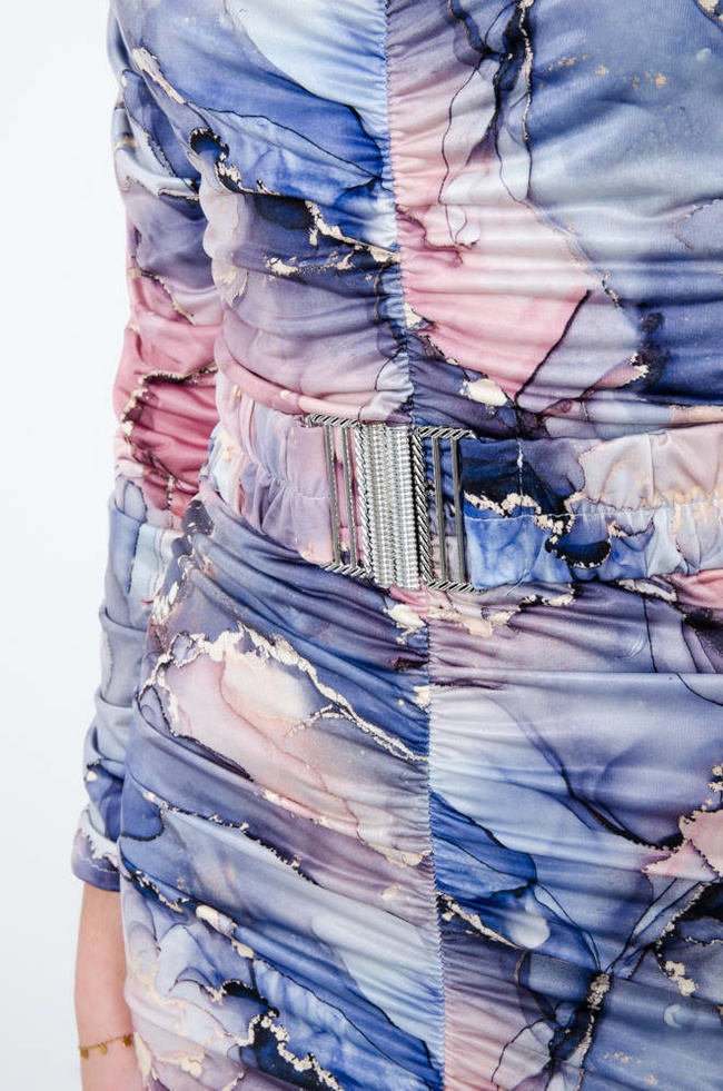 SUKIENKA MARMURKOWA MARSZCZONA Z PASKIEM - RÓŻOWO-NIEBIESKA