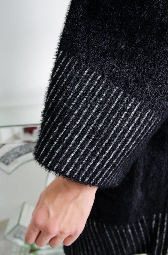 CZARNA NARZUTA APLAKA Z KAPTUREM