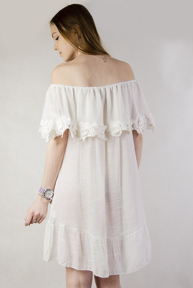 Biała sukienka z hiszpańskim dekoltem