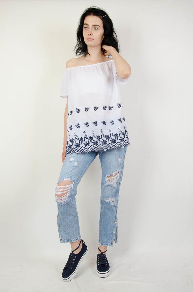 Biała bluzka hiszpanka z haftowaniem