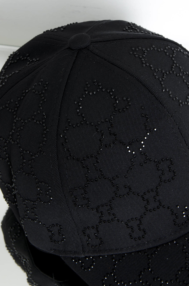 CZAPKA Z DASZKIEM Z CYRKONIAMI- CZARNA