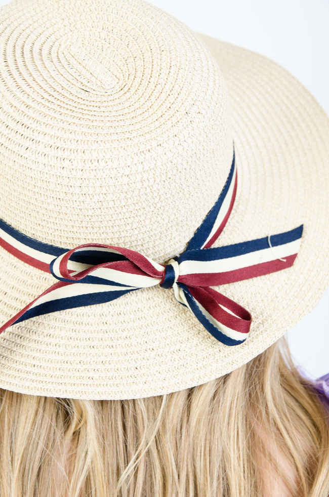 BEŻOWY SŁOMKOWY KAPELUSZ Z OZDOBNĄ WSTĄŻKĄ 