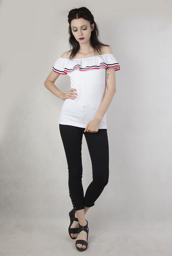 Biała bluzka z hiszpańskim dekoltem.