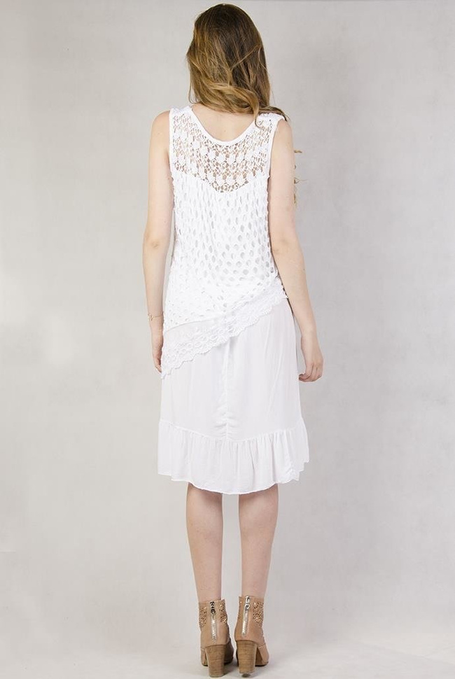 Biała sukienka z ażurowymi zdobieniami