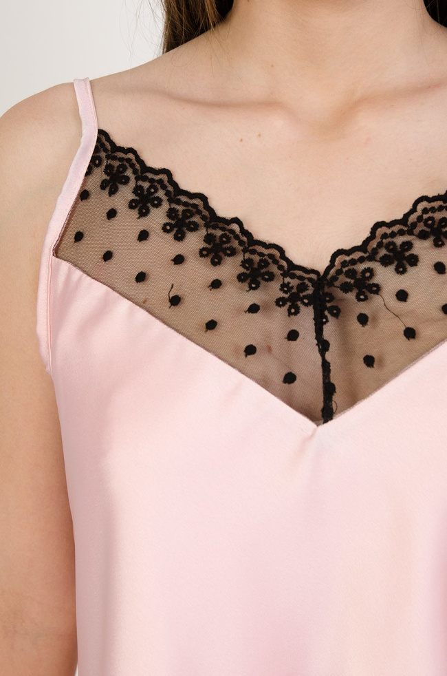 Różowa satynowa bluzka na ramiączka z koronką