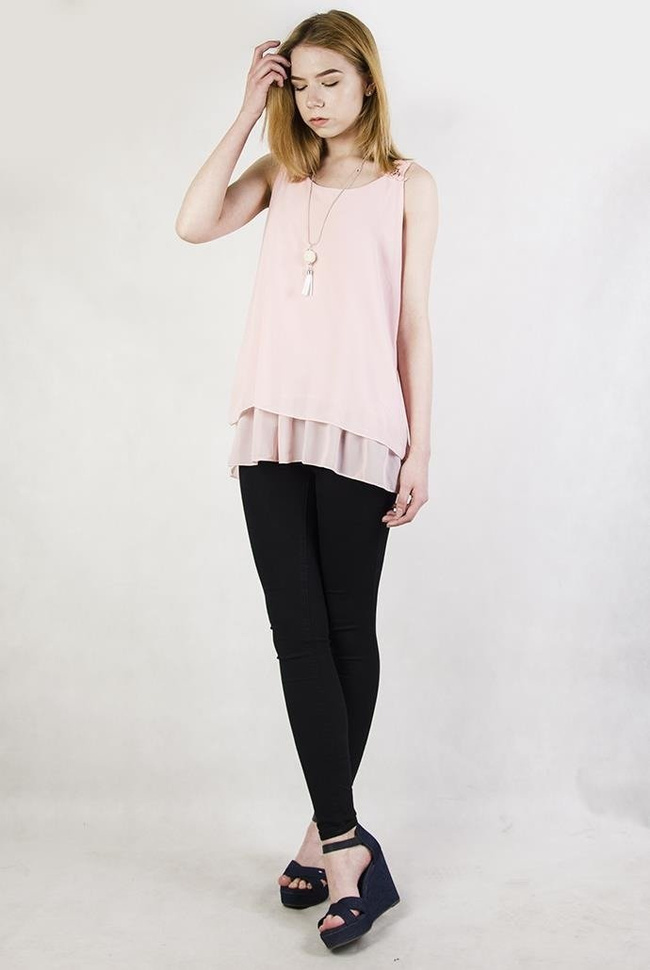 Jasnoróżowa bluzka z ażurowym zdobieniem z tyłu