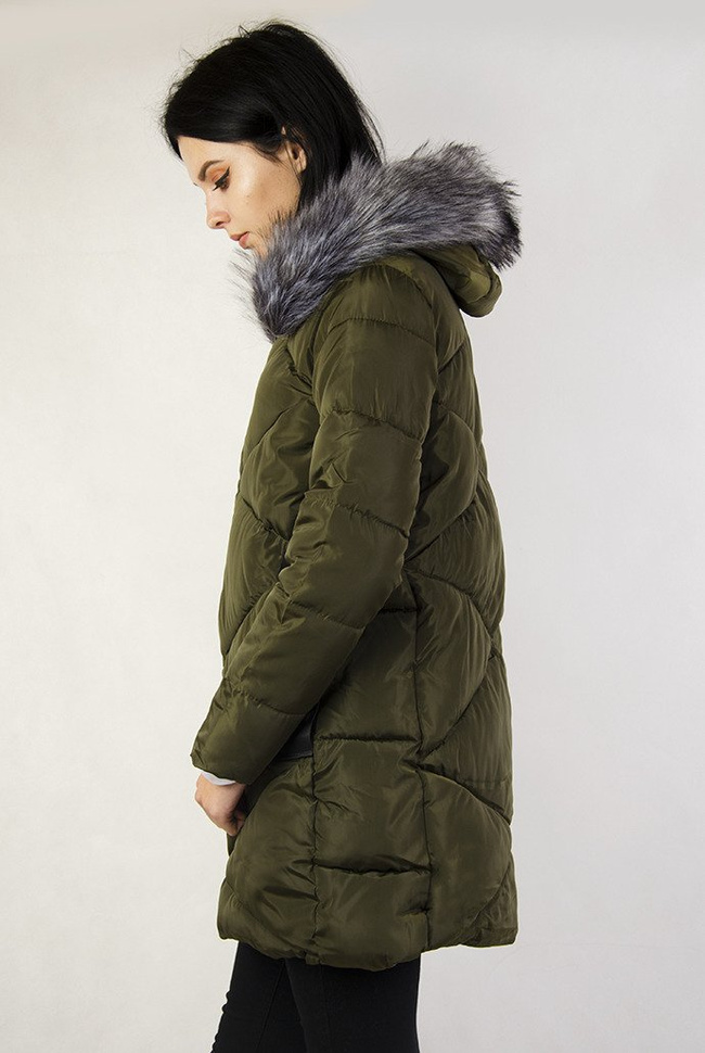 Zielona pikowana kurtka z ozdobnymi paskami przy kieszeniach