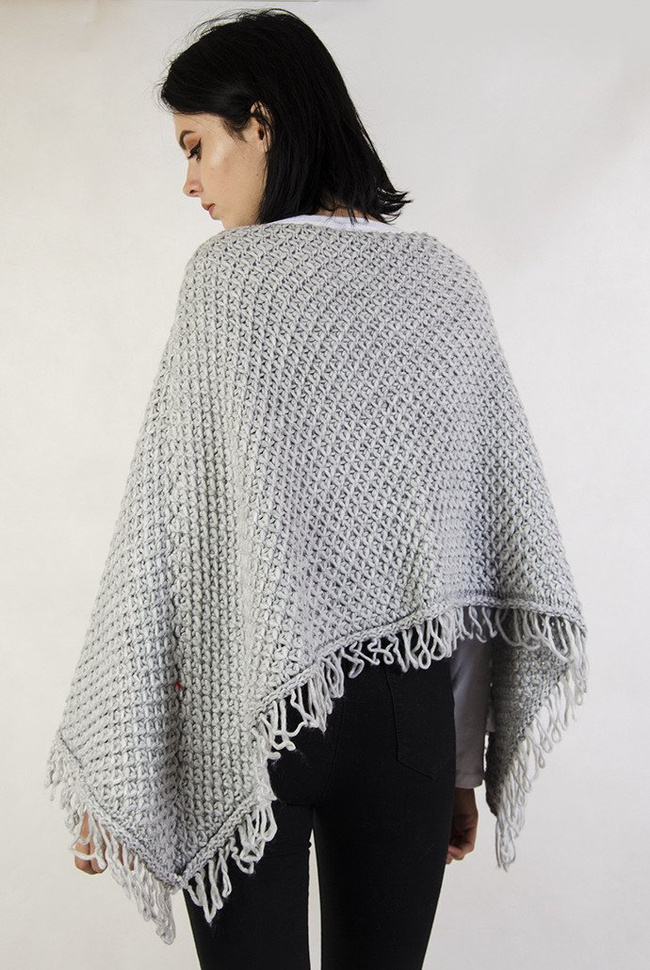 Szare sweterkowe ponczo