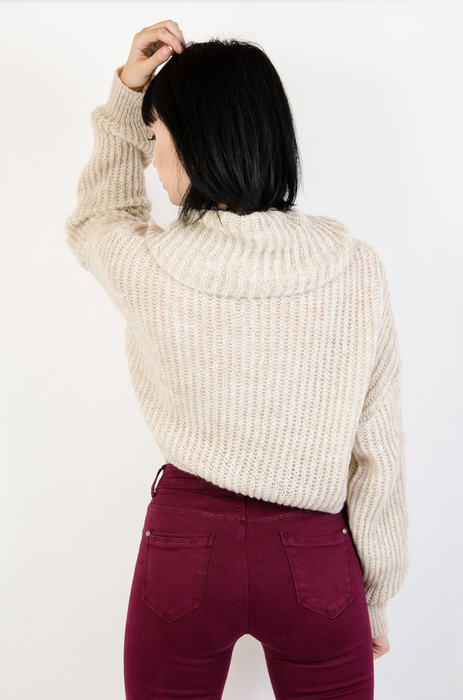 Beżowy sweter z golfem