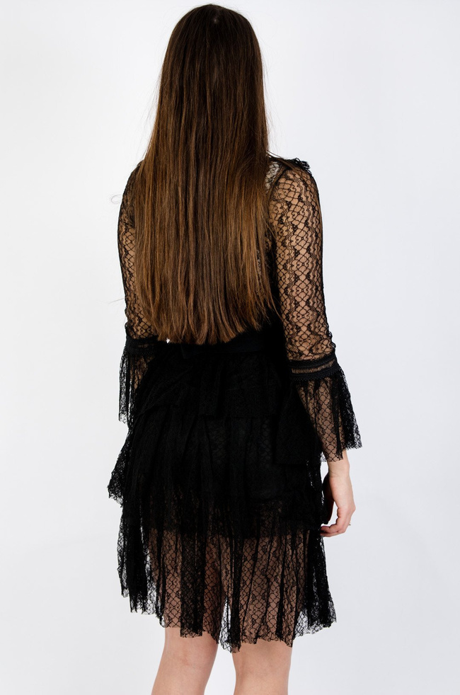 KORONKOWA SUKIENKA Z ROZSZERZANYMI RĘKAWAMI W KOLORZE CZARNYM 