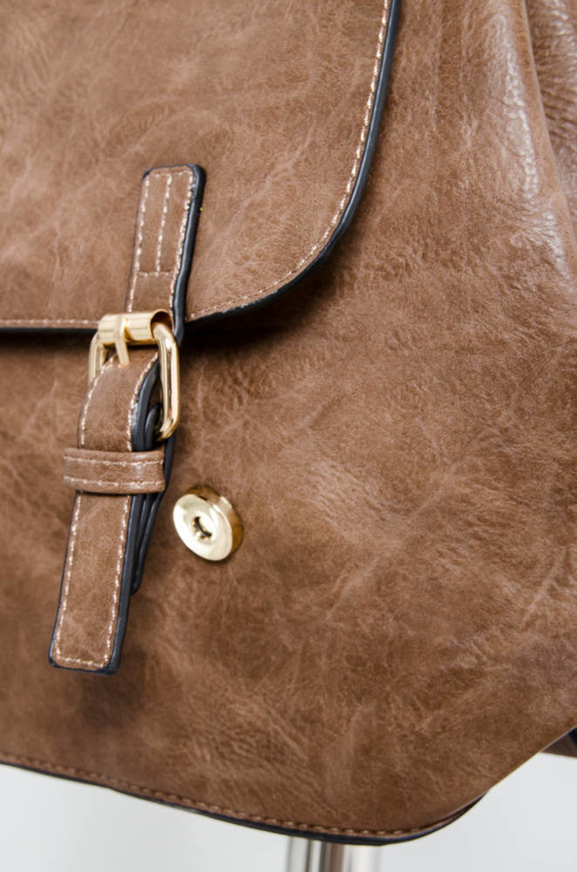 BRĄZOWY PLECAK Z IMITACJI SKÓRY Z OZDOBNYM ZAPIĘCIEM