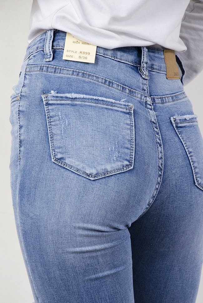 Jasne spodnie jeansowe z przetarciami