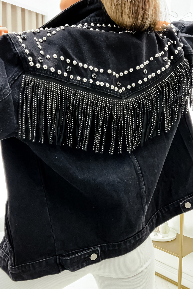CZARNA KURTKA JEANSOWA Z OZDOBNYMI DŻETAMI I FRĘDZLAMI 