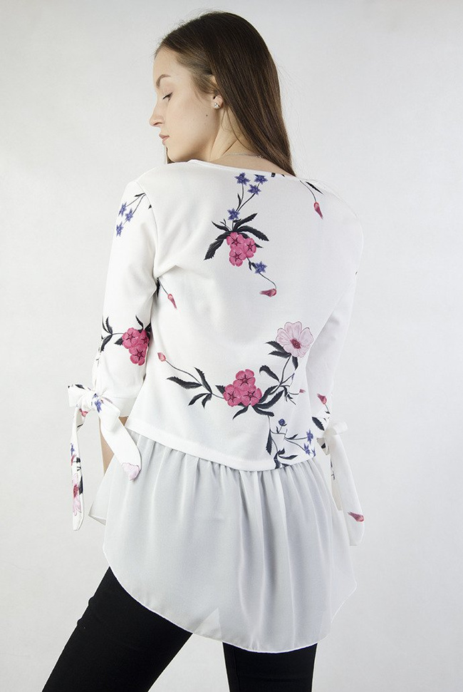 Biała bluzka w kolorowe kwiaty