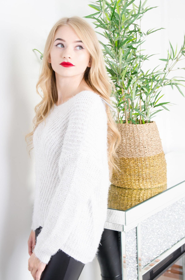 BEŻOWY ASYMETRYCZNY WŁOCHATY SWETER NIETOPERZ