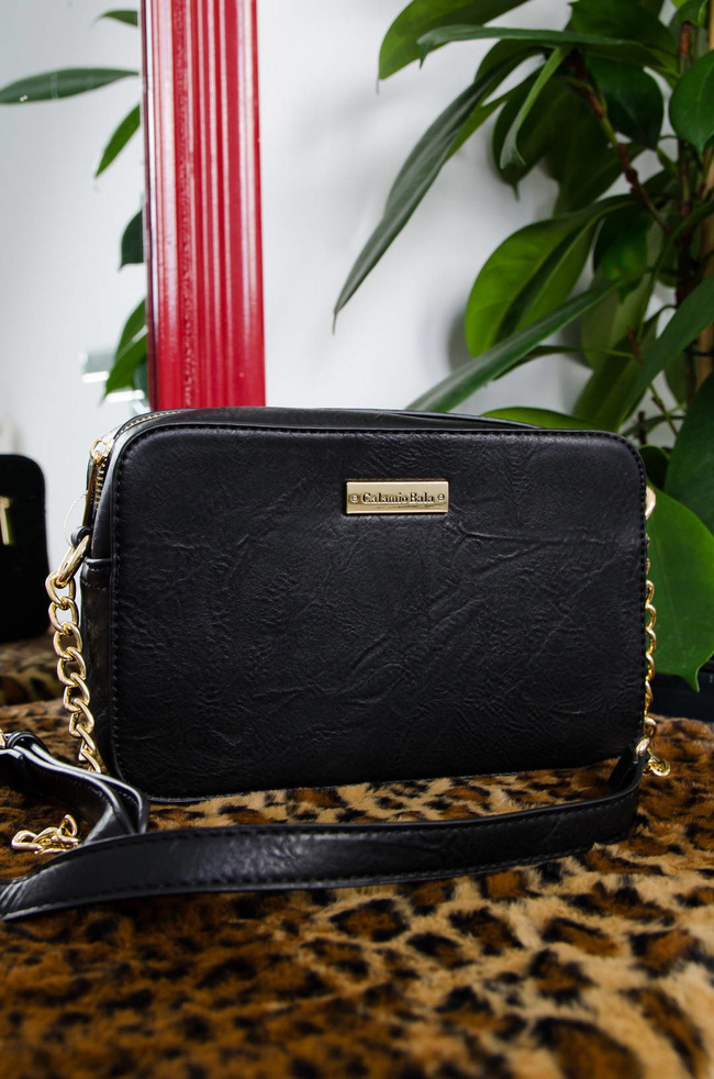 CZARNA TOREBKA TYPU KUFEREK NA ZŁOTYM ŁAŃCUSZKU