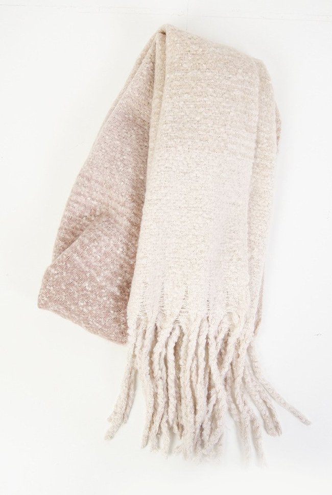 Długi cieniowany szal z frędzlami w odcieniach beżu i różu