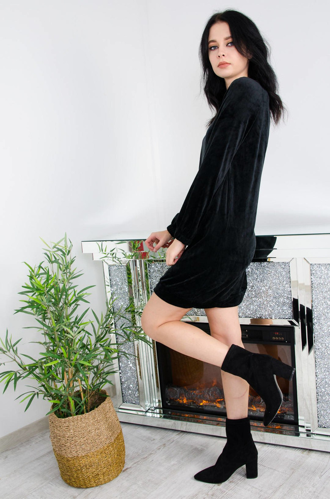 CZARNA WELUROWA SUKIENKA Z FALBANĄ NA RAMIENIU 