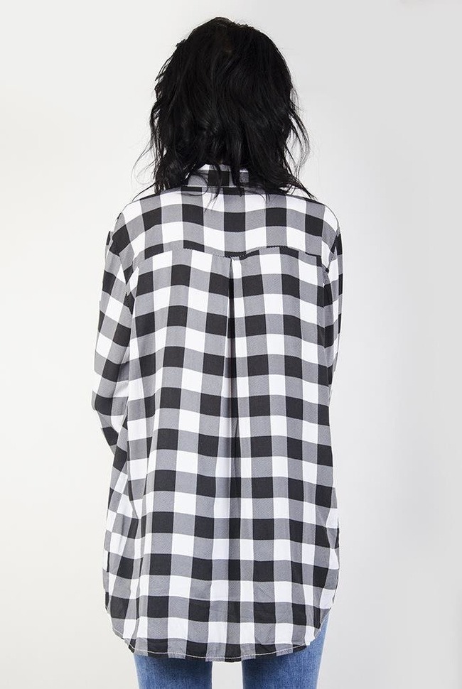 Asymetryczna czarno-biała koszula w kratę