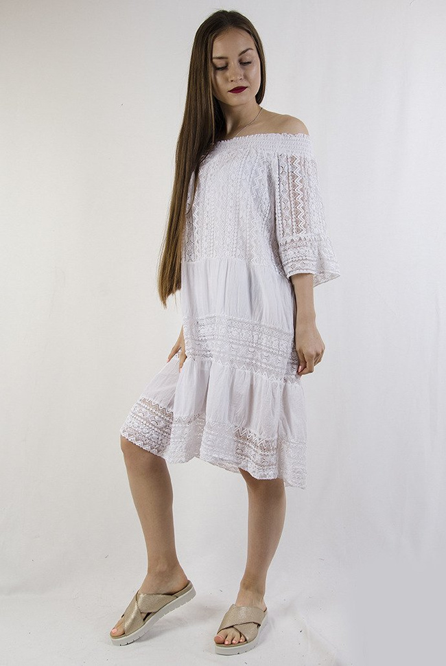 Biała sukienka z ażurowymi wstawkami