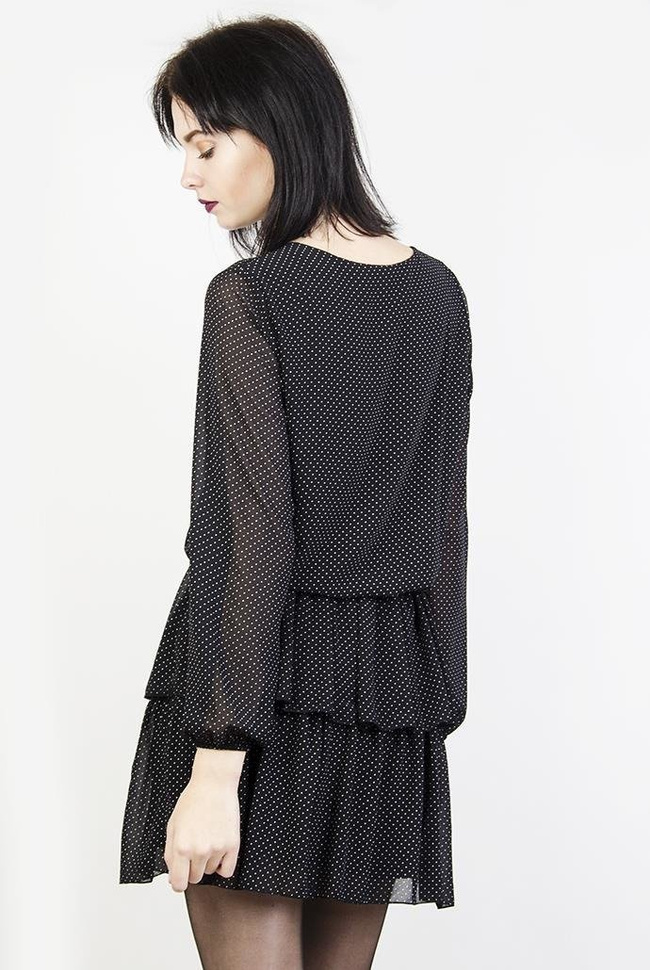 Czarna sukienka w białe kropki z wiązaniem w pasie