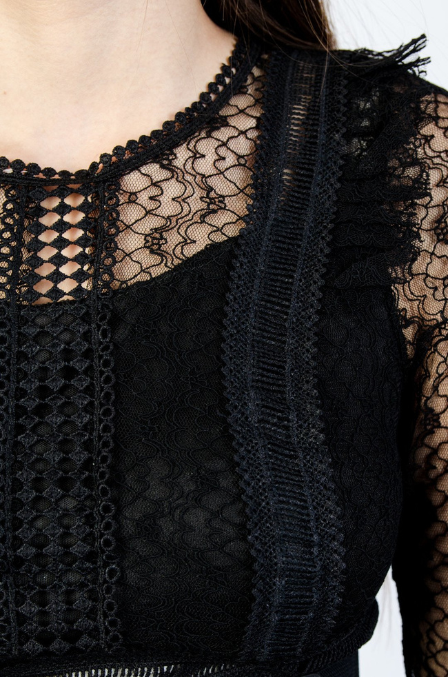 KORONKOWA SUKIENKA Z ROZSZERZANYMI RĘKAWAMI W KOLORZE CZARNYM 