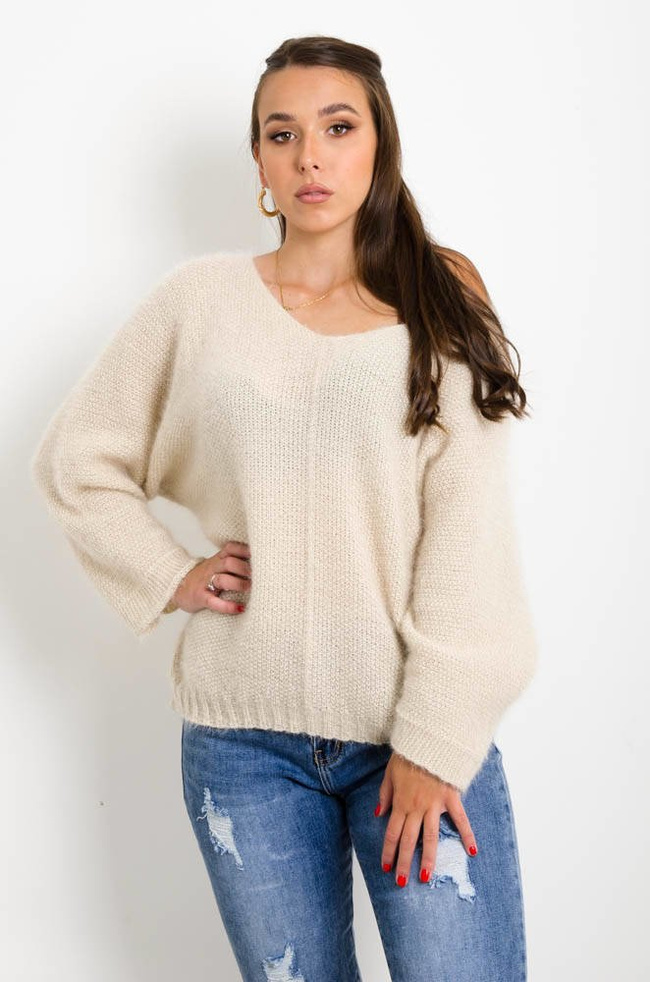 BEŻOWY SWETER NIETOPERZ Z DEKOLTEM W SZPIC