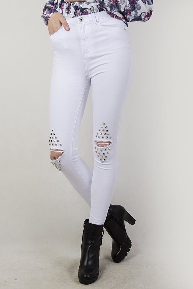 Białe spodnie skinny jeans z ćwiekami i dziurami
