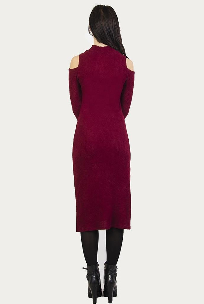 Bordowa, prążkowana sukienka midi z wycięciami na ramionach