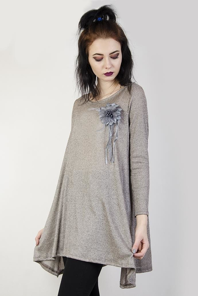 Szara rozkloszowana bluzka z przypinką kwiatem