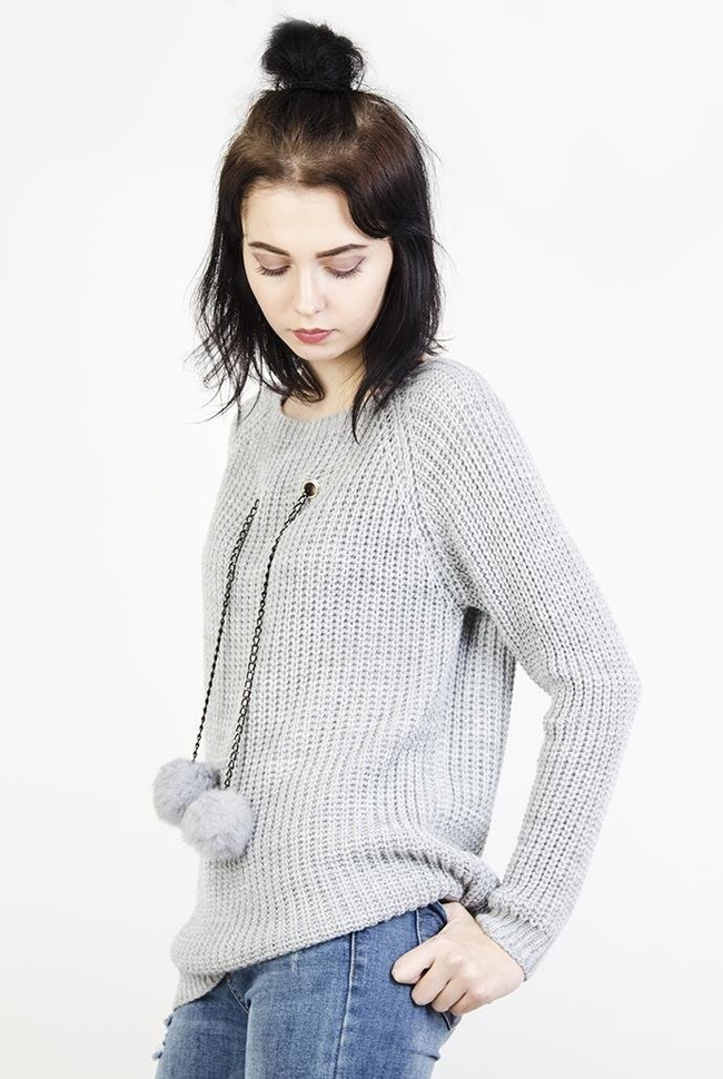 Szary sweter z pomponami na łańcuszku