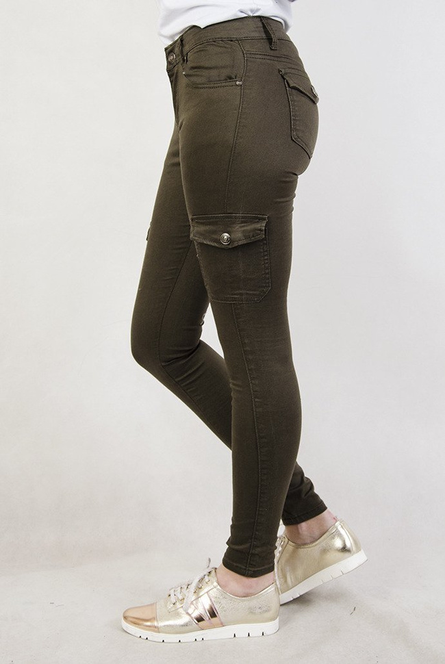 Khaki spodnie bojówki z kieszeniami po bokach