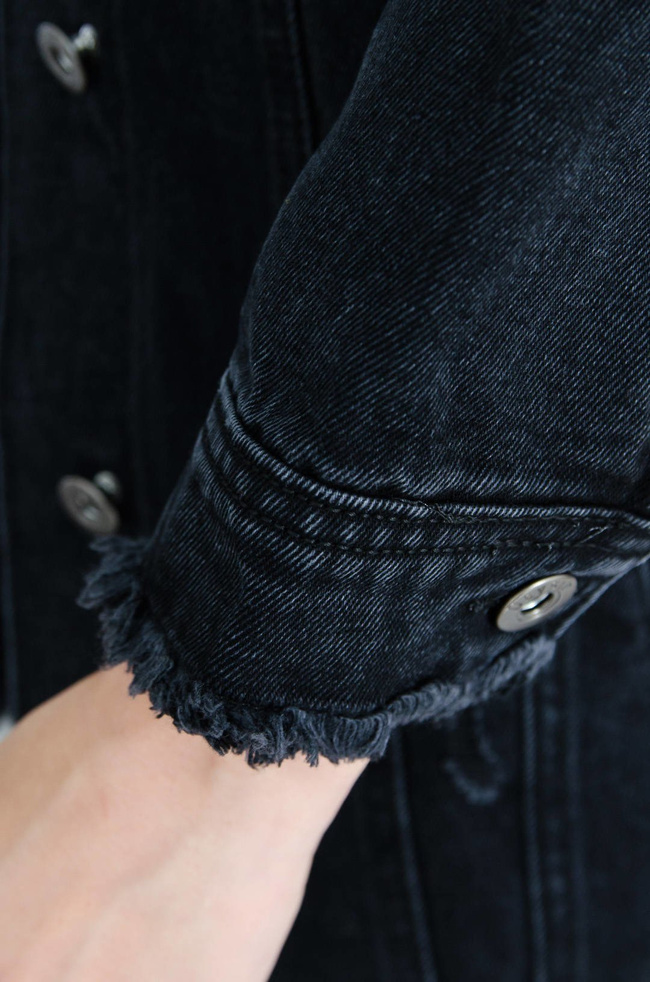 DŁUGA CZARNA KURTKA JEANSOWA Z APLIKACJĄ NA PLECACH