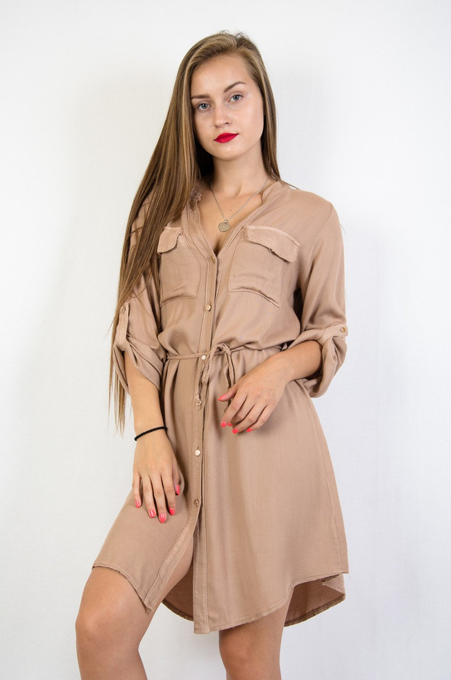 Jasnobrązowa sukienka zapinana na złote guziki wiązana w pasie