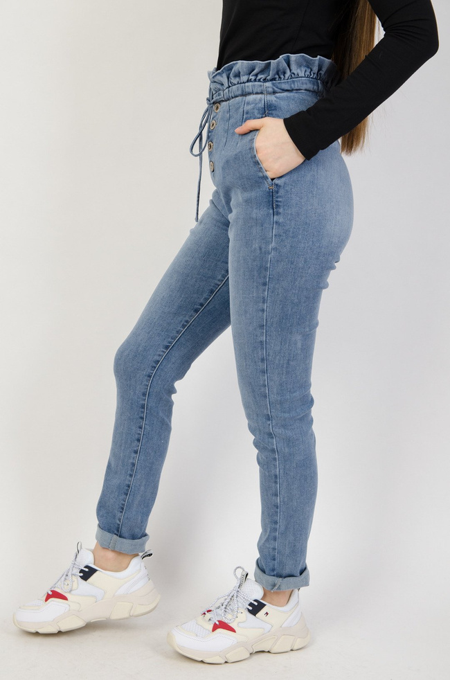 Jasne spodnie jeansowe haremki z falbaną w pasie