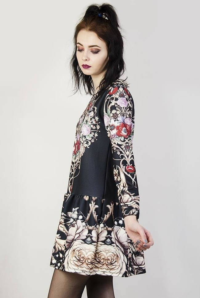 Wzorzysta, czarna sukienka z falbaną na dole